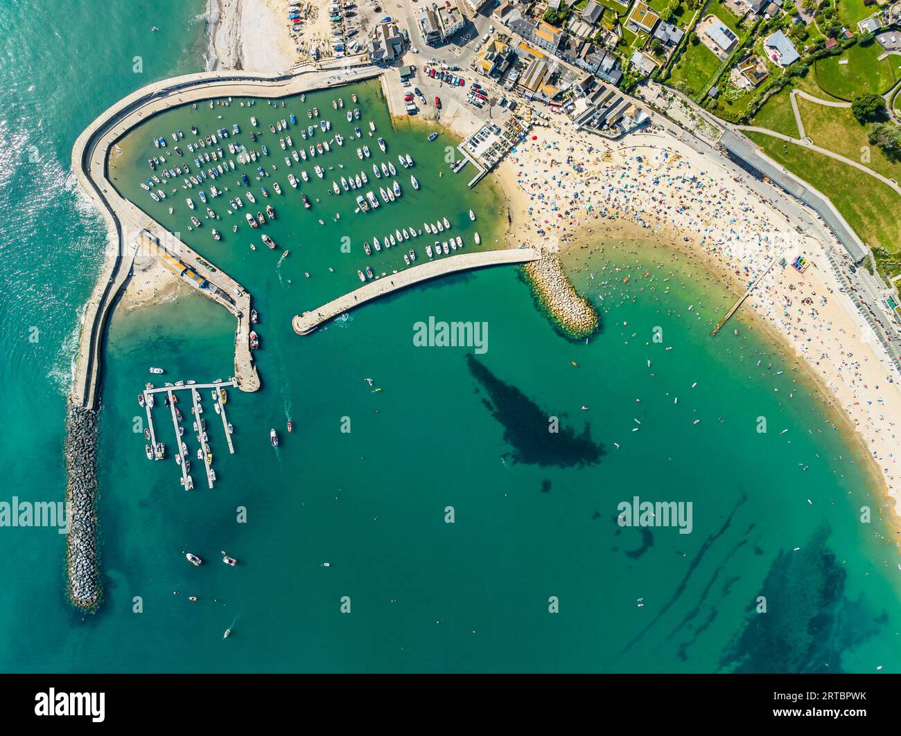 Top-down über Marine und Strand von einer Drohne, Lyme Regis, Jurassic Coast, Dorset, England, Europa Stockfoto
