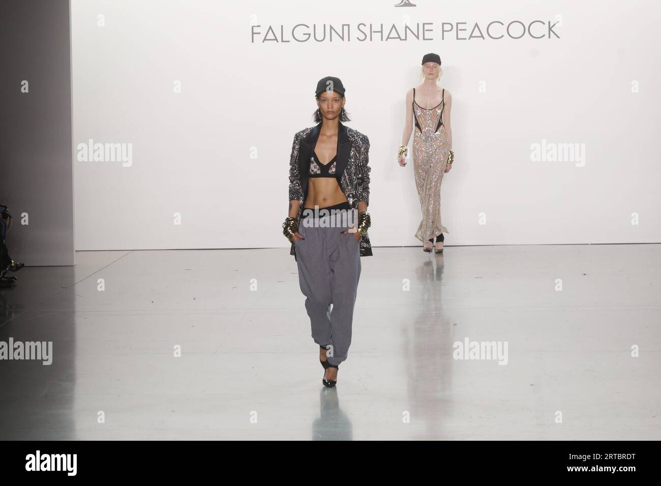 New York, Usa. September 2023. Model auf dem Laufsteg während der NYFW Falguni Shane Peacock SS24 Show in den Spring Studios in New York, NY am 11. September 2023 (Foto: Udo Salters/SIPA USA) Credit: SIPA USA/Alamy Live News Stockfoto