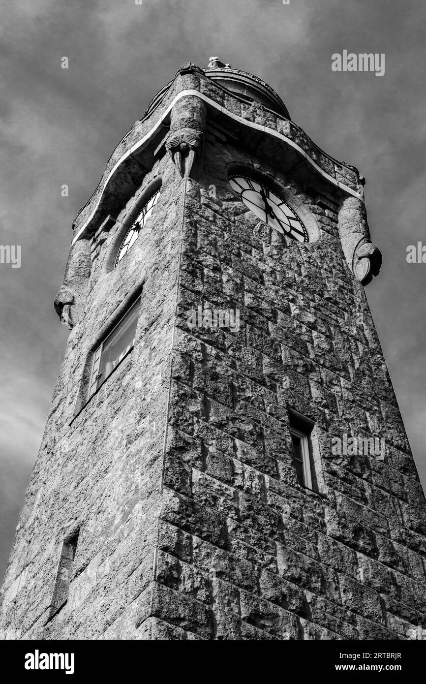 Wachtturm in Landungsbrücken. Historisches Wahrzeichen des Hamburger Hafens. Vertikales Schwarzweißfoto Stockfoto