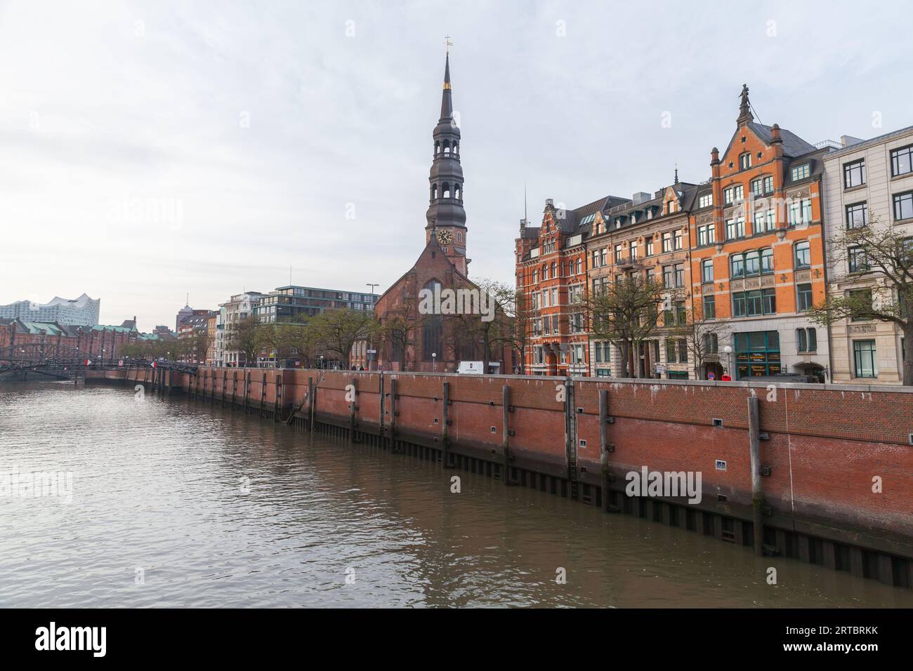Blick auf die Hamburger Altstadt mit dem St. Die Catherines-Kirche im Hintergrund Stockfoto