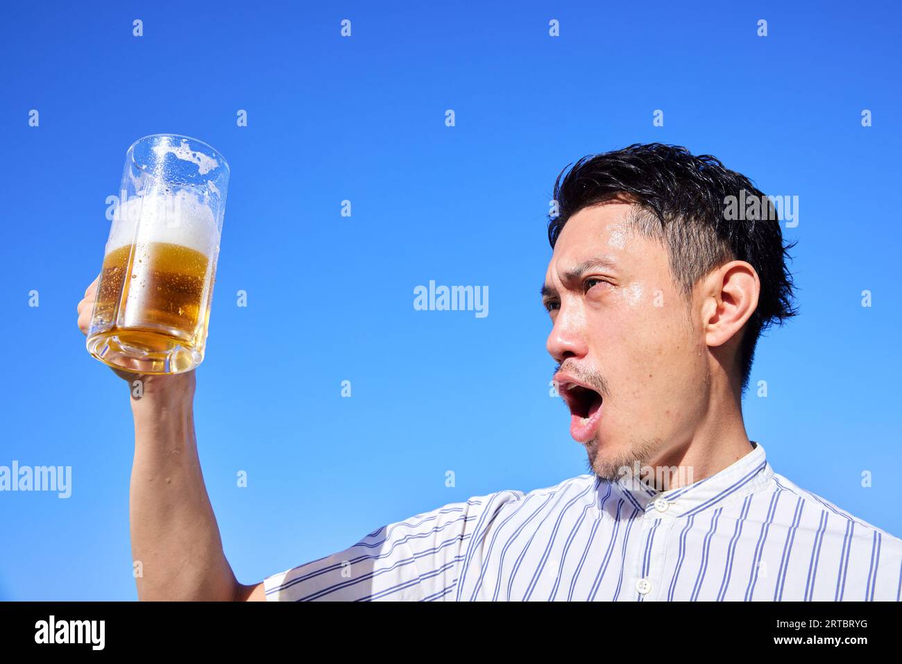 Japanischer Mann trinkt Bier Stockfoto