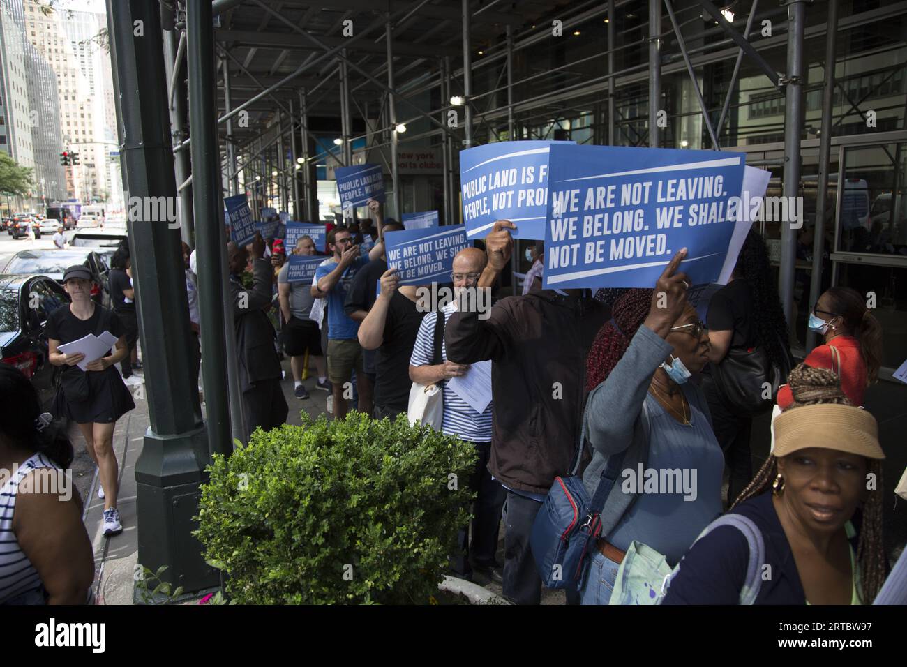 New Yorker demonstrieren vor dem Büro von Regierungsanwältin Kathy Hochul in Manhattan, um etwas gegen die Wohnungskrise in New York zu Unternehmen, die Senioren und Arbeiter betrifft. Stockfoto