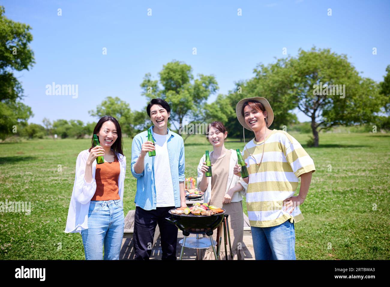 Japanische Leute grillen im Stadtpark Stockfoto