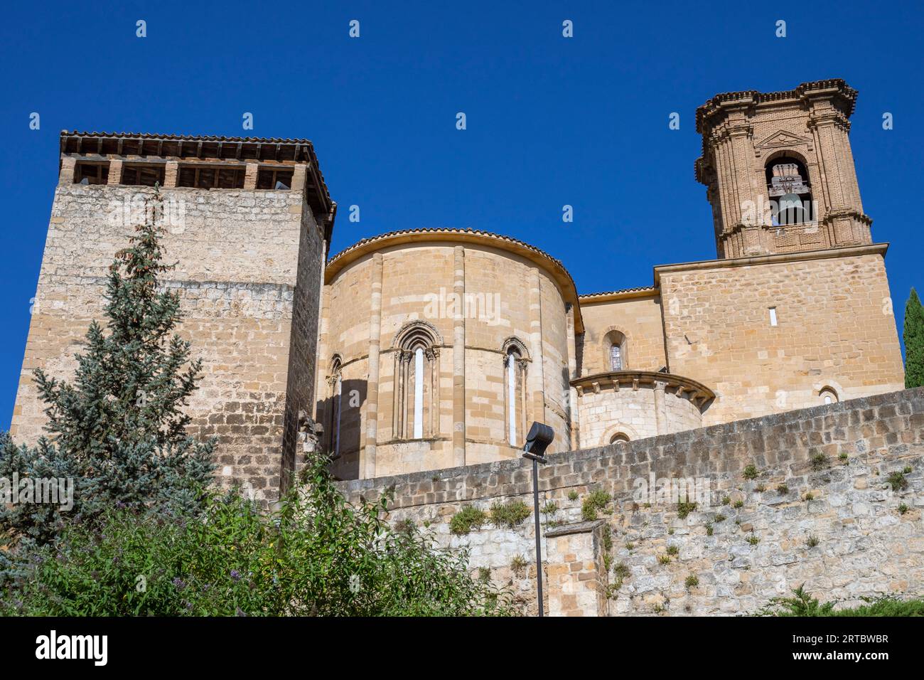 Europa, Spanien, Navarra, Estella-Lizarra, die Kirche St. Michael (Iglesia de San Miguel) mit Steinmauer darunter Stockfoto