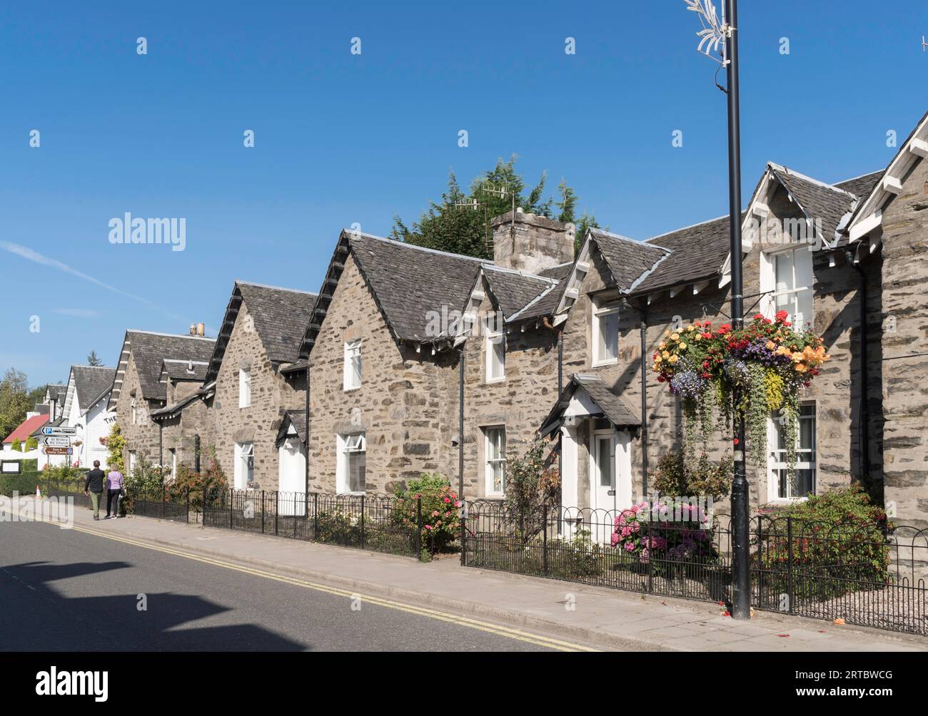 Eine Reihe von Steinhäusern in Pitlochry, Schottland, Großbritannien Stockfoto