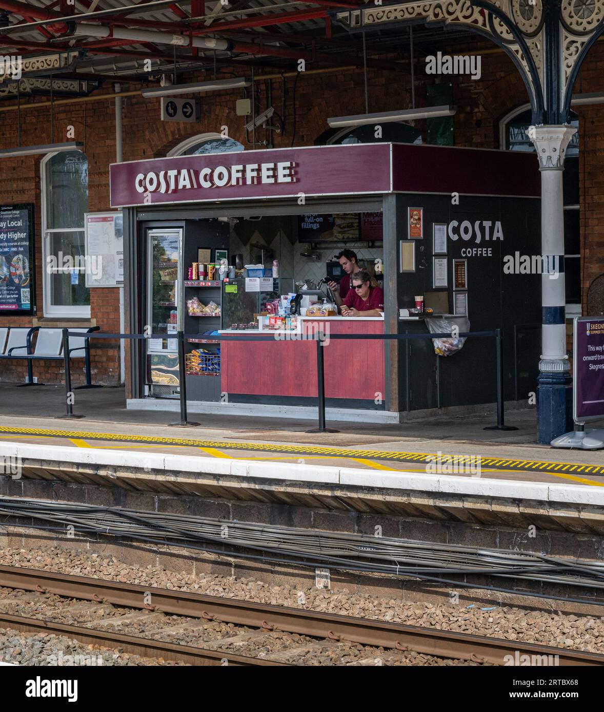 Grantham, Lincolnshire, Großbritannien – der Costa Coffee Kiosk und Franchise auf der Plattform ohne Kunden Stockfoto