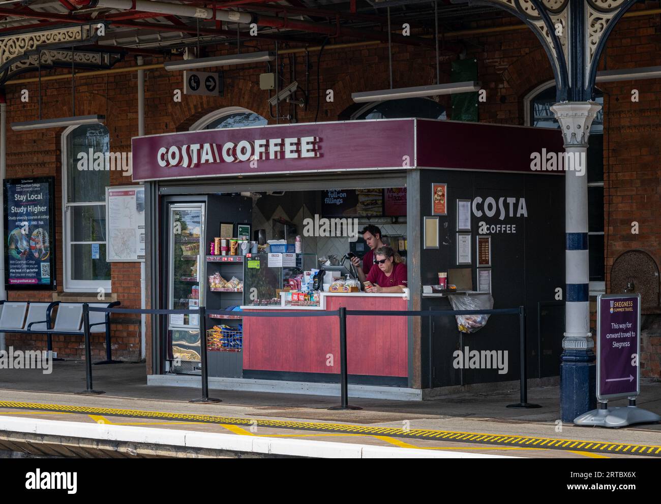 Grantham, Lincolnshire, Großbritannien – der Costa Coffee Kiosk und Franchise auf der Plattform ohne Kunden Stockfoto