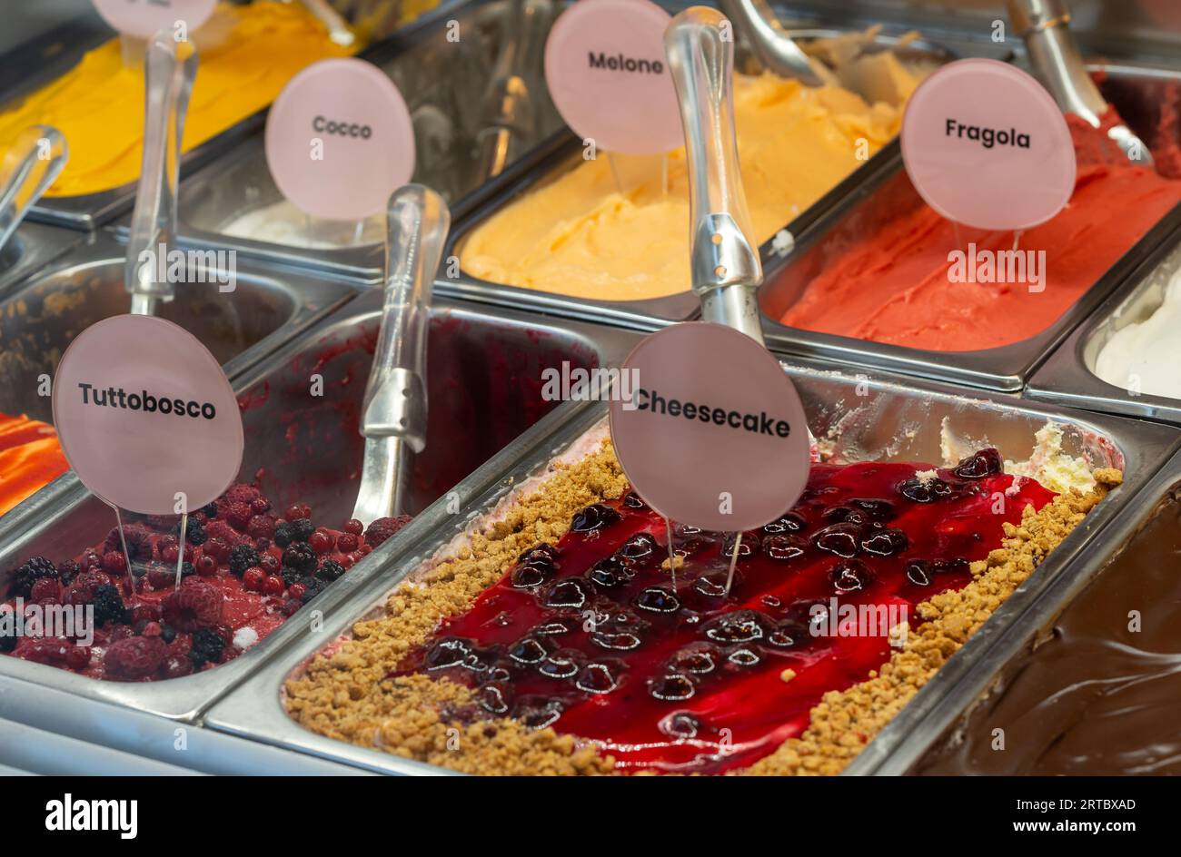 Verschiedene Eissorten in der italienischen Eisdiele Stockfoto