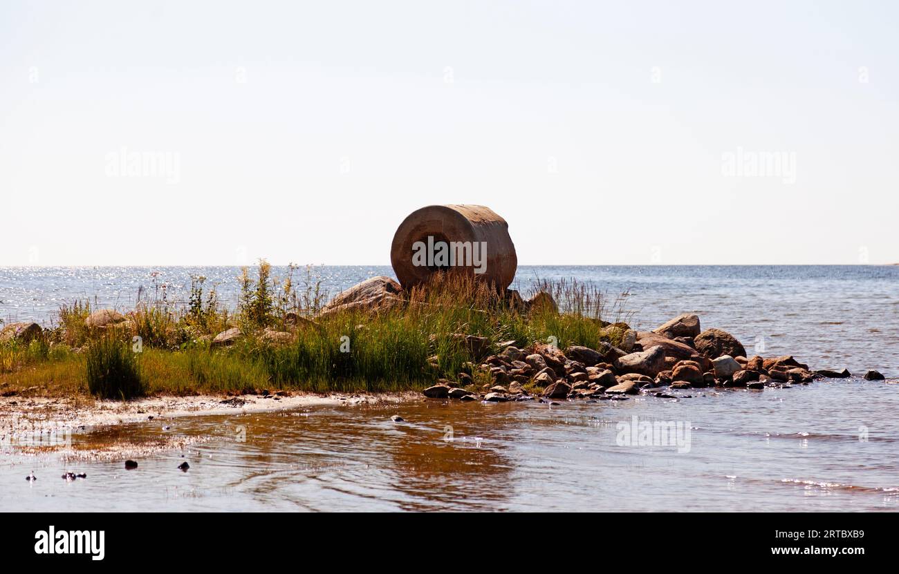 Blick auf das Meer mit einem seltsamen Keramikrohr im Vordergrund Stockfoto