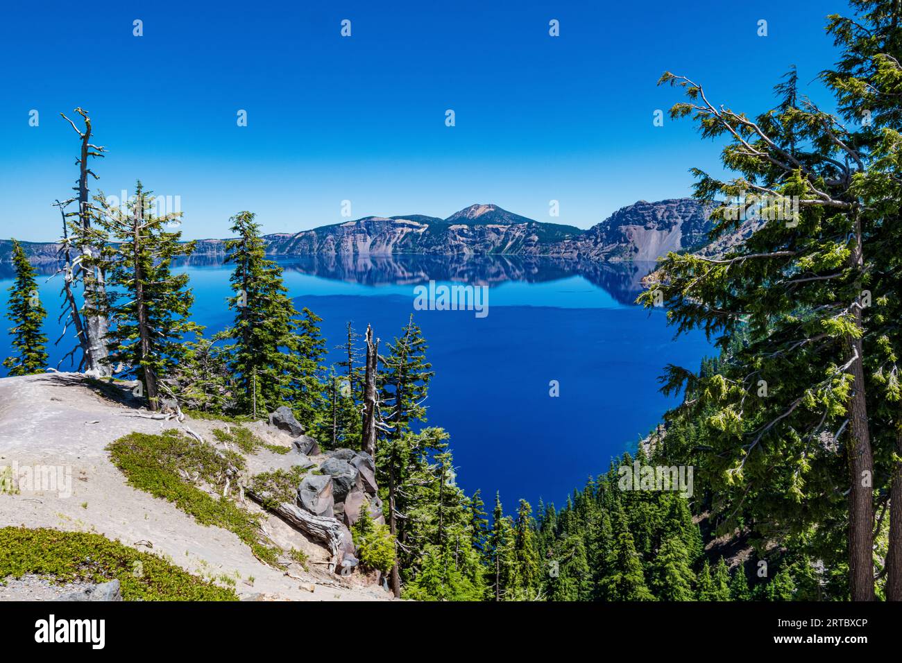 Tiefblaues Wasser des Crater Lake vom Discovery Point. Stockfoto