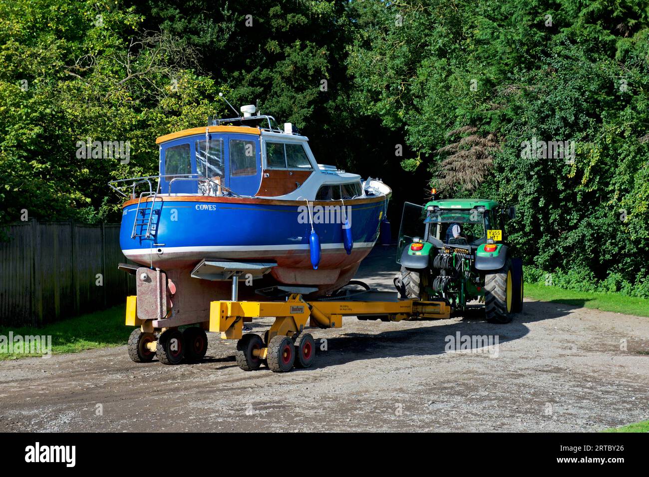 Das Boot wird per Traktor auf den Fluss Ouse in Acaster Maine, Acaster Malbis, North Yorkshire, England, Großbritannien gestartet Stockfoto