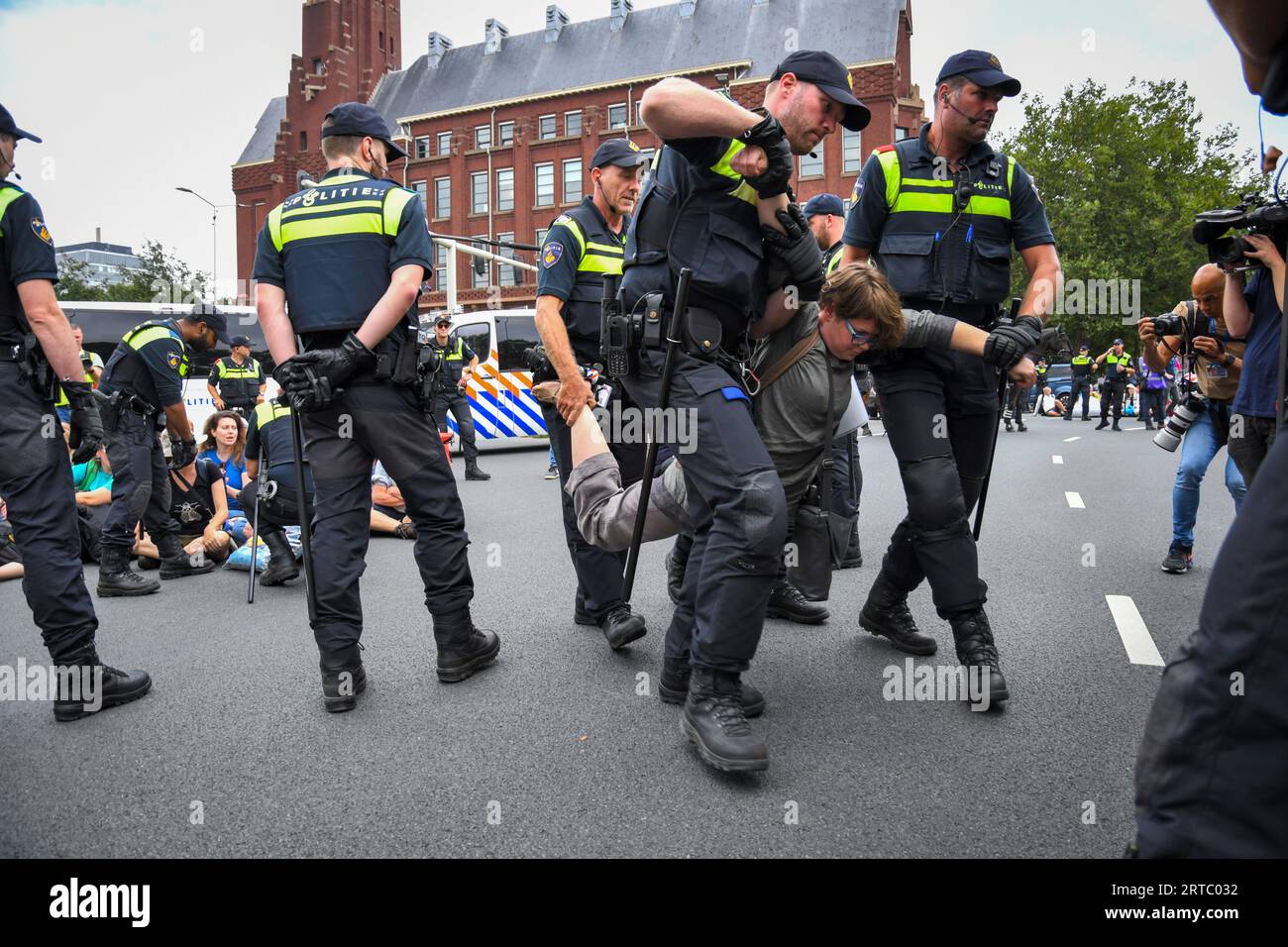 Den Haag, die Niederlande.12. september.2023.die Ausrottungsrebellion blockierte die Autobahn A12 zum vierten Mal in Folge. Einige hundert Demonstranten wurden von der Polizei abgesetzt. Credit:Pmvfoto/Alamy Live News Stockfoto