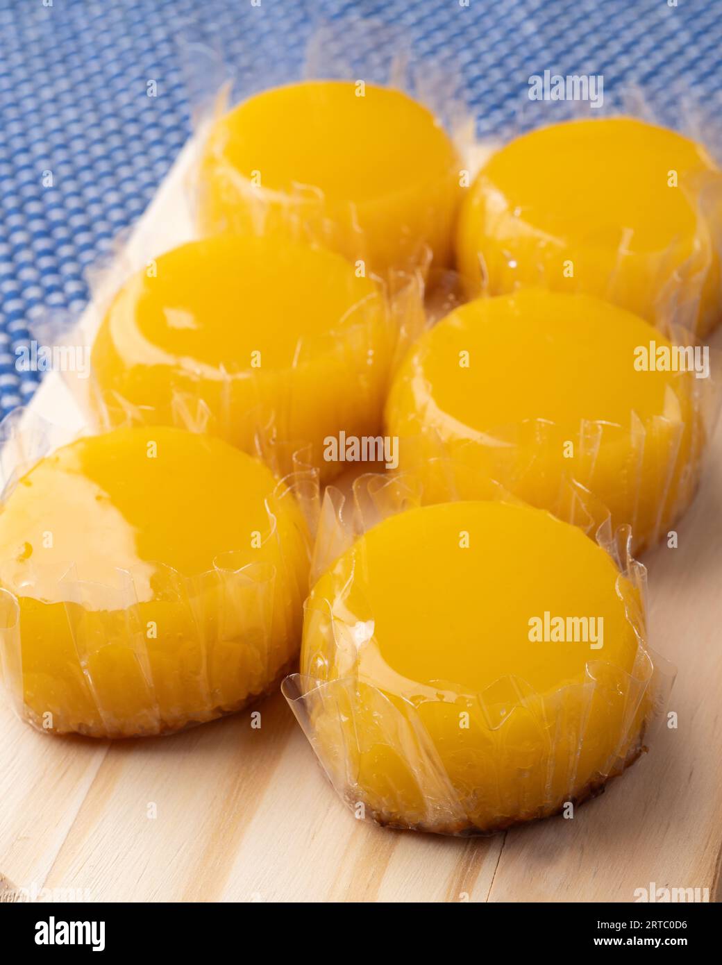 Nahaufnahme von Chindins, traditionellem brasilianischem Ei- und Kokosnuss-Dessert. Stockfoto