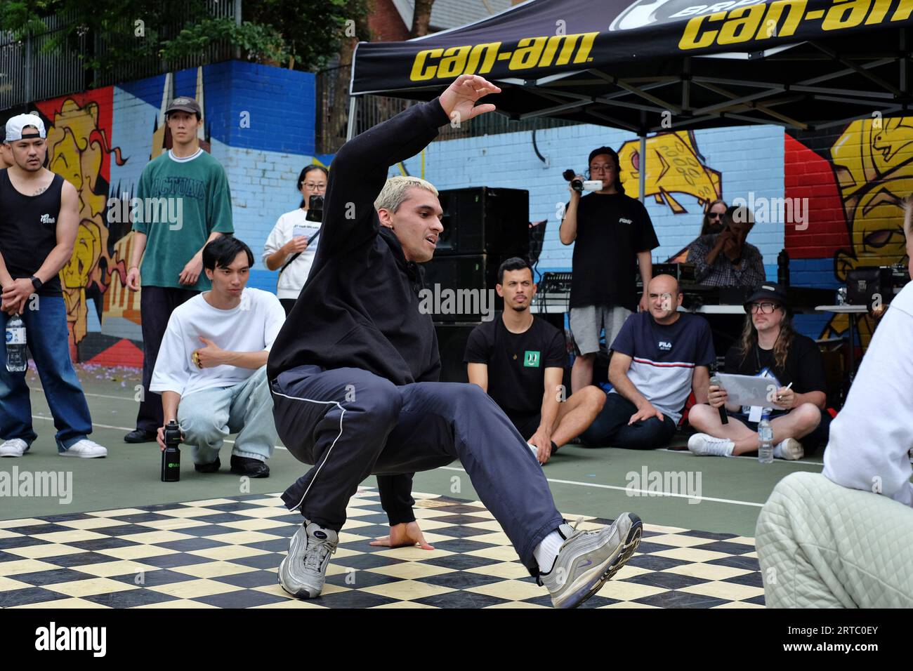 Bboy Downrock Steppin' - Breakdance Footwork Performance, Wettkampf und Kämpfe auf den Basketballplätzen von Woolloomooloo, Sydney Stockfoto