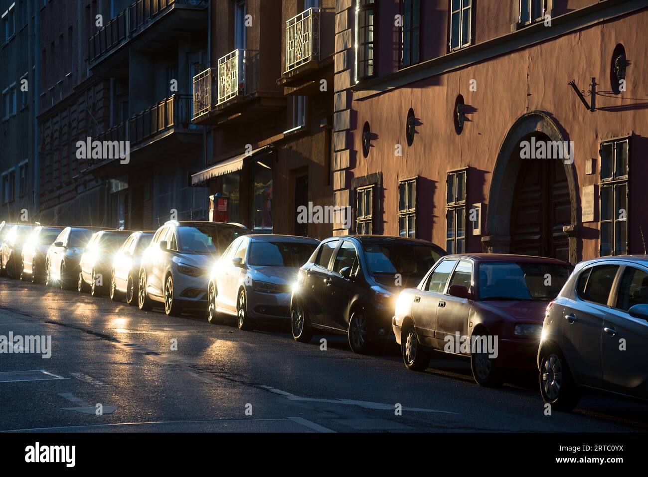 Autos parkten in der Schlange entlang der Altstadt Stockfoto