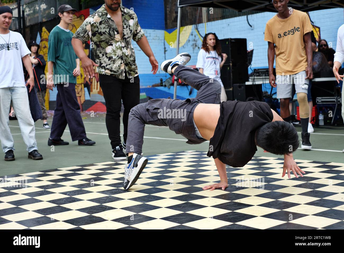 Breakdance-Auftritte, Wettkämpfe und Schlachten auf den Basketballplätzen von Woolloomooloo, Sydney Stockfoto