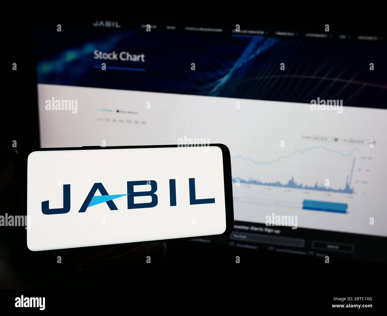 Person, die ein Mobiltelefon mit dem Logo des amerikanischen Elektronikunternehmens Jabil Inc. Auf dem Bildschirm vor der Geschäftswebsite hält. Konzentrieren Sie sich auf das Display des Telefons. Stockfoto