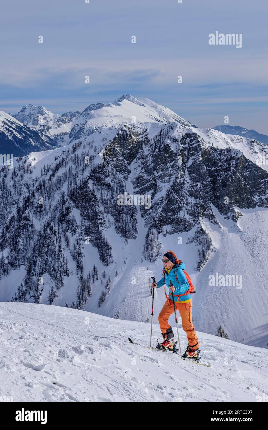 Frau auf Skitour nach kleiner Frauenkogel, Hahnkogel und Hochstuhl im Hintergrund, kleiner Frauenkogel, Rosental, Karawanken, Kärnten, Austr Stockfoto
