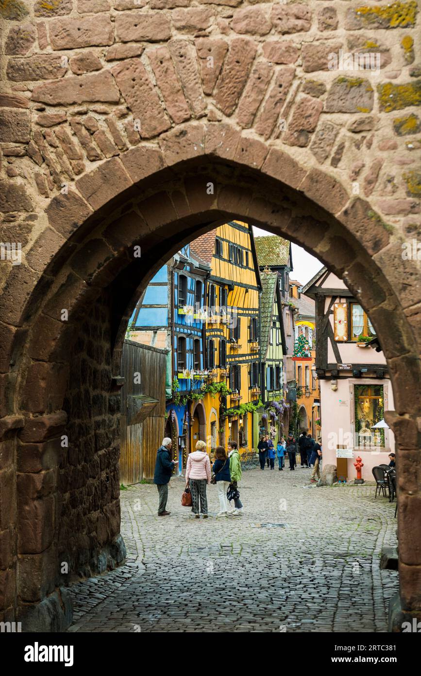 Mittelalterliche bunte Fachwerkhäuser, Riquewihr, Grand Est, Oberrhein, Elsass, Frankreich Stockfoto