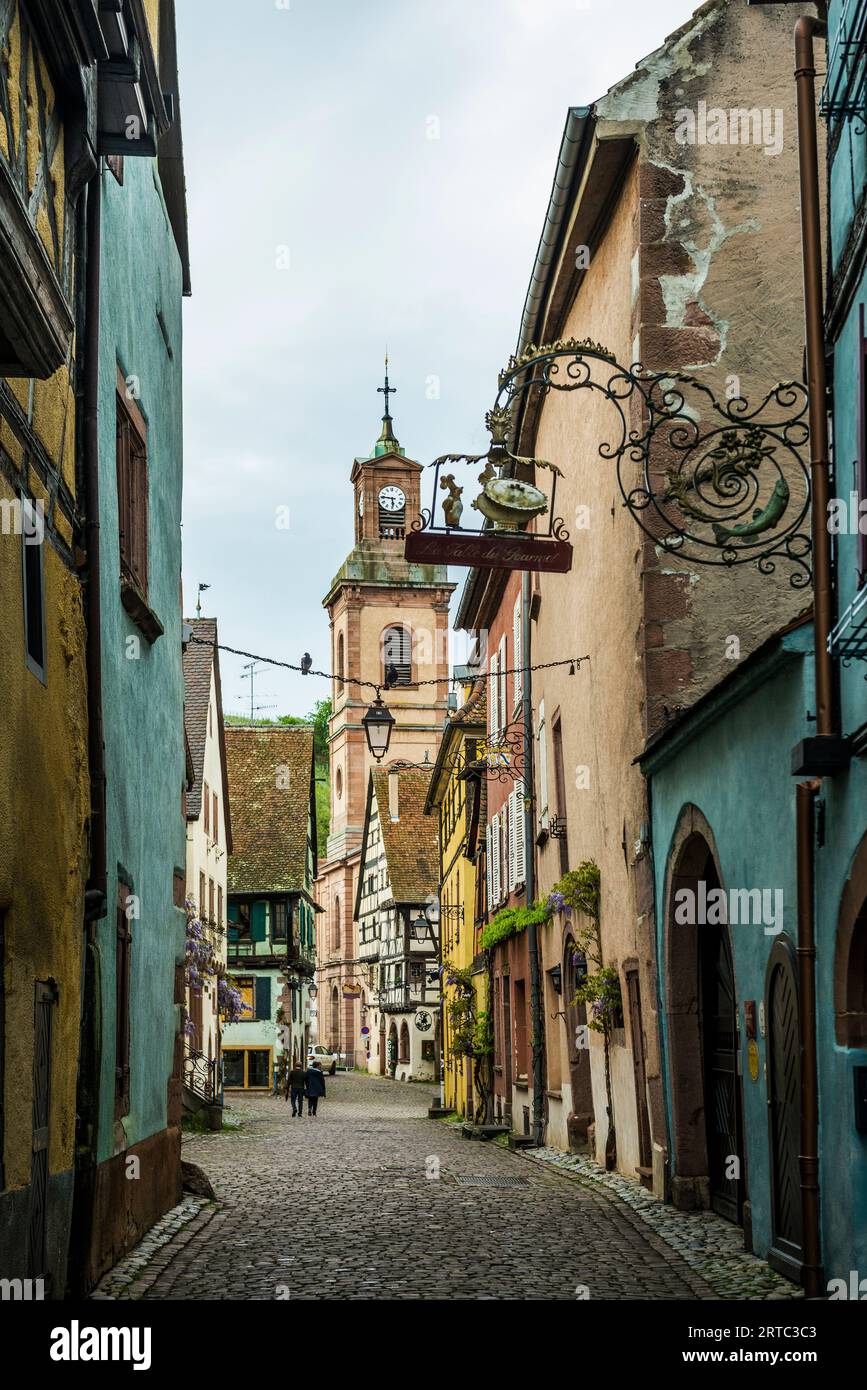 Mittelalterliche bunte Fachwerkhäuser, Riquewihr, Grand Est, Oberrhein, Elsass, Frankreich Stockfoto