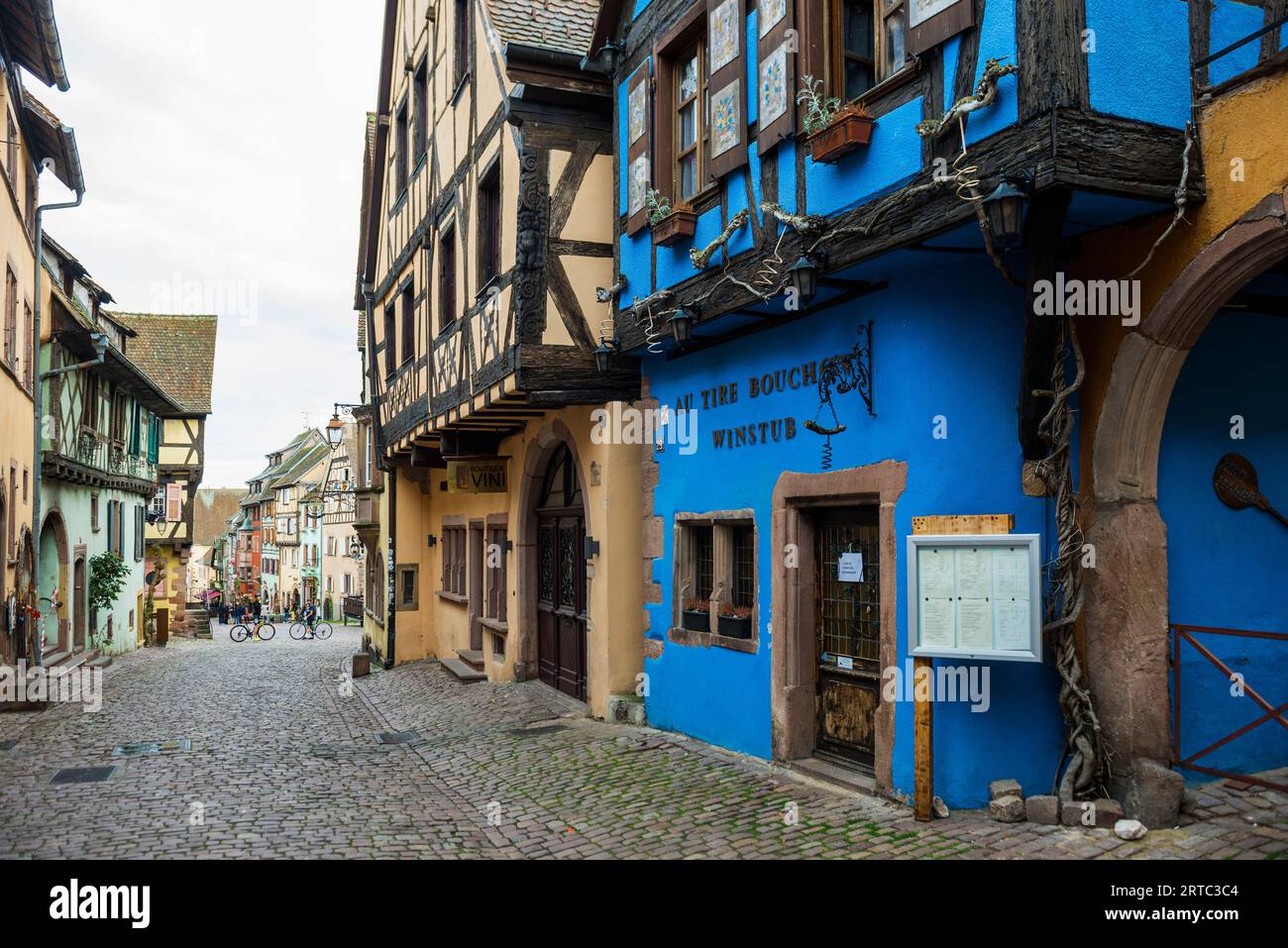 Mittelalterliche bunte Fachwerkhäuser, Riquewihr, Grand Est, Oberrhein, Elsass, Frankreich Stockfoto