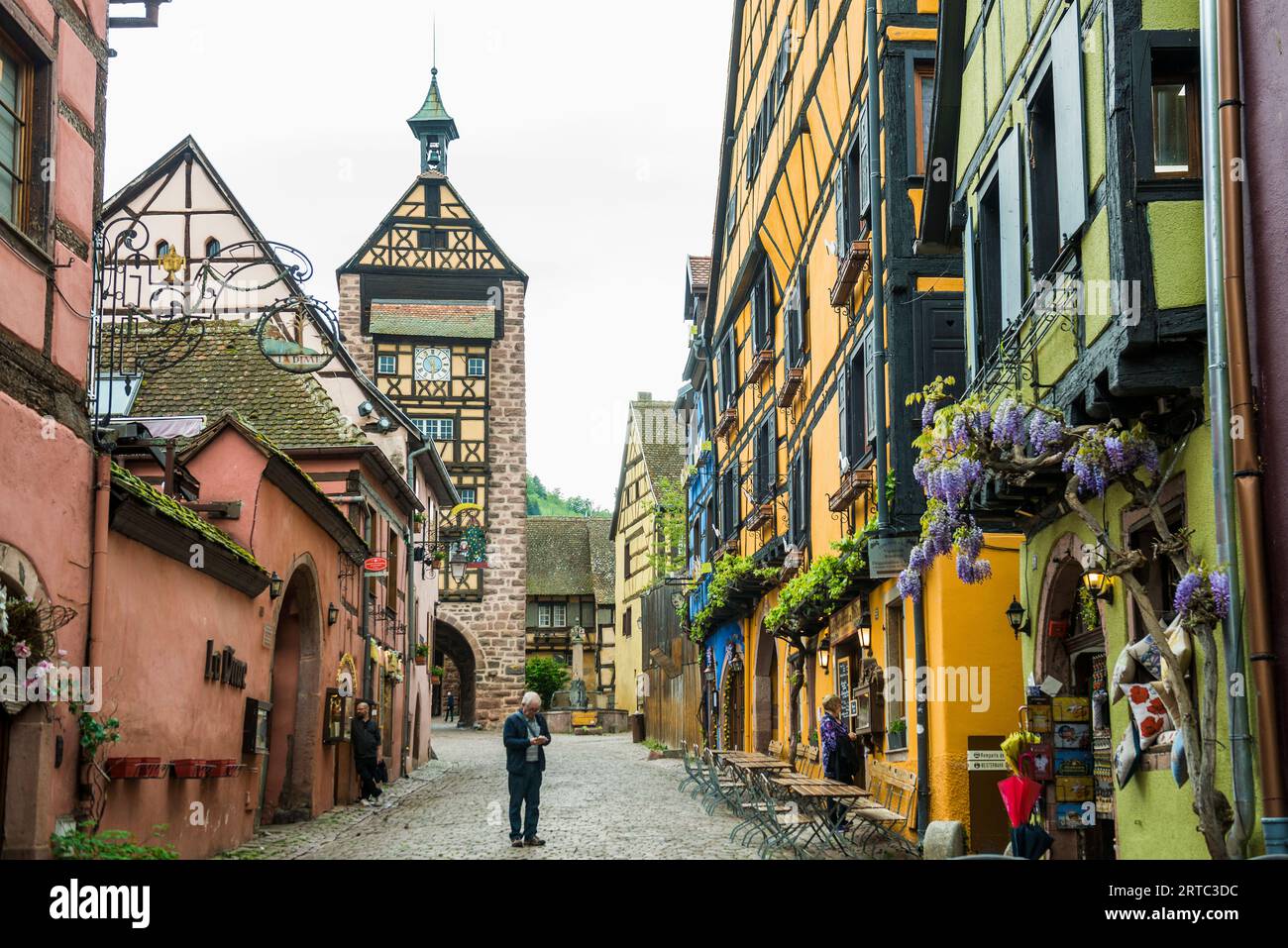Mittelalterliche bunte Fachwerkhäuser, Riquewihr, Grand Est, Oberrhein, Elsass, Frankreich Stockfoto