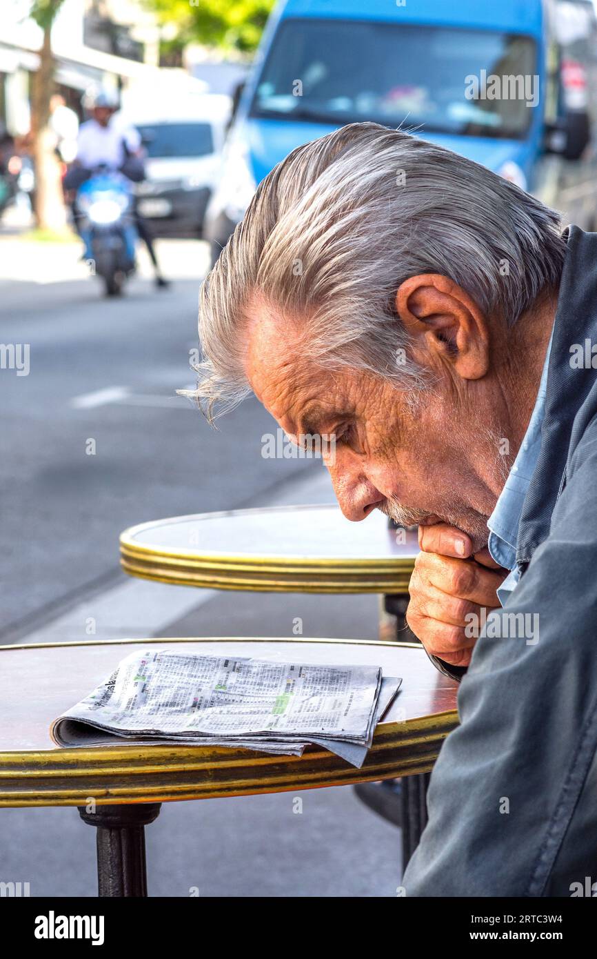 Älterer Mann studiert Zeitung für Wetttipps - Tours, Indre-et-Loire (37), Frankreich. Stockfoto