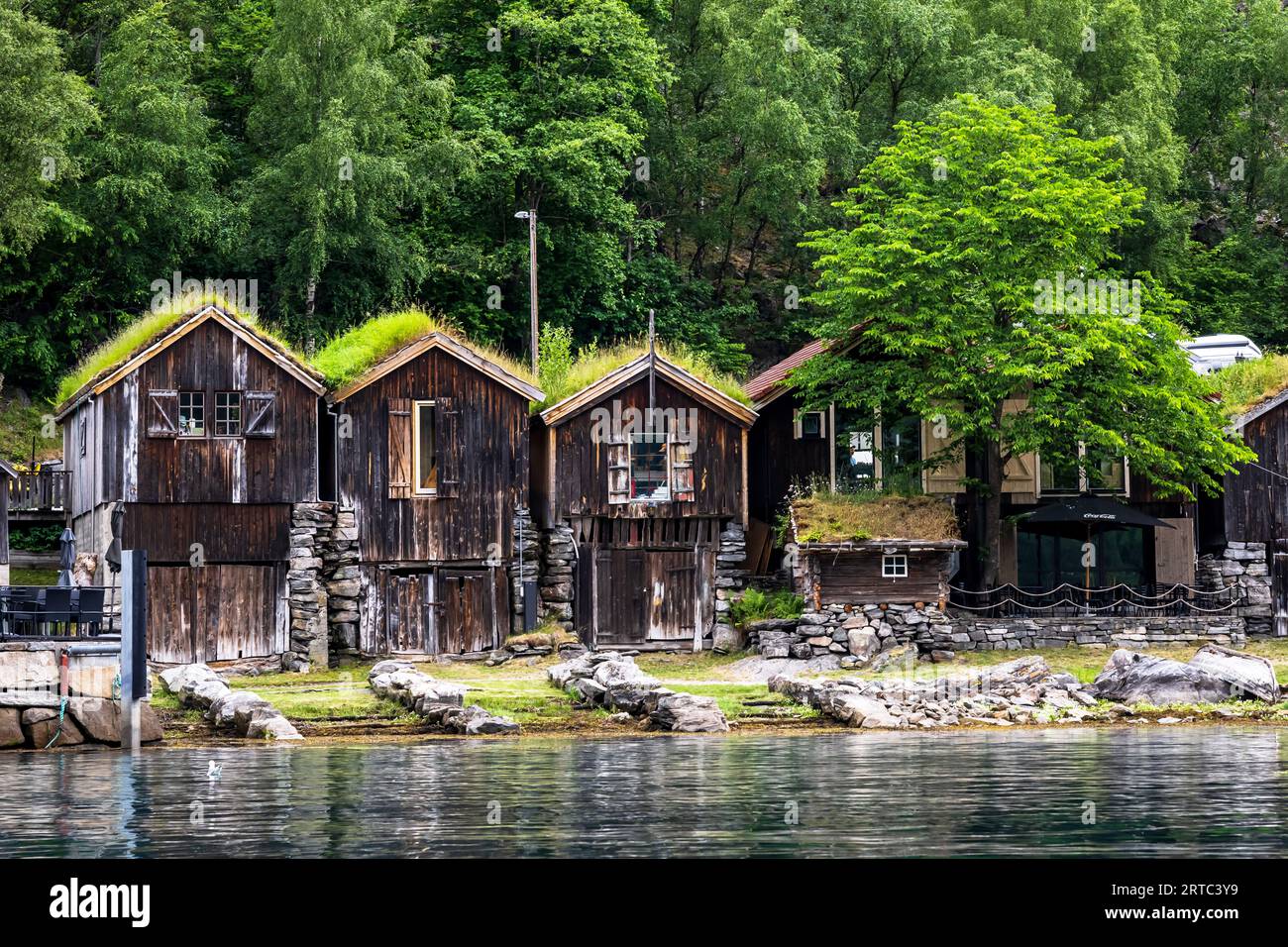 Alte Bootshütten im Geiranger Hafen, UNESCO-Weltkulturerbe, Fjord, Moere und Romsdal Stockfoto