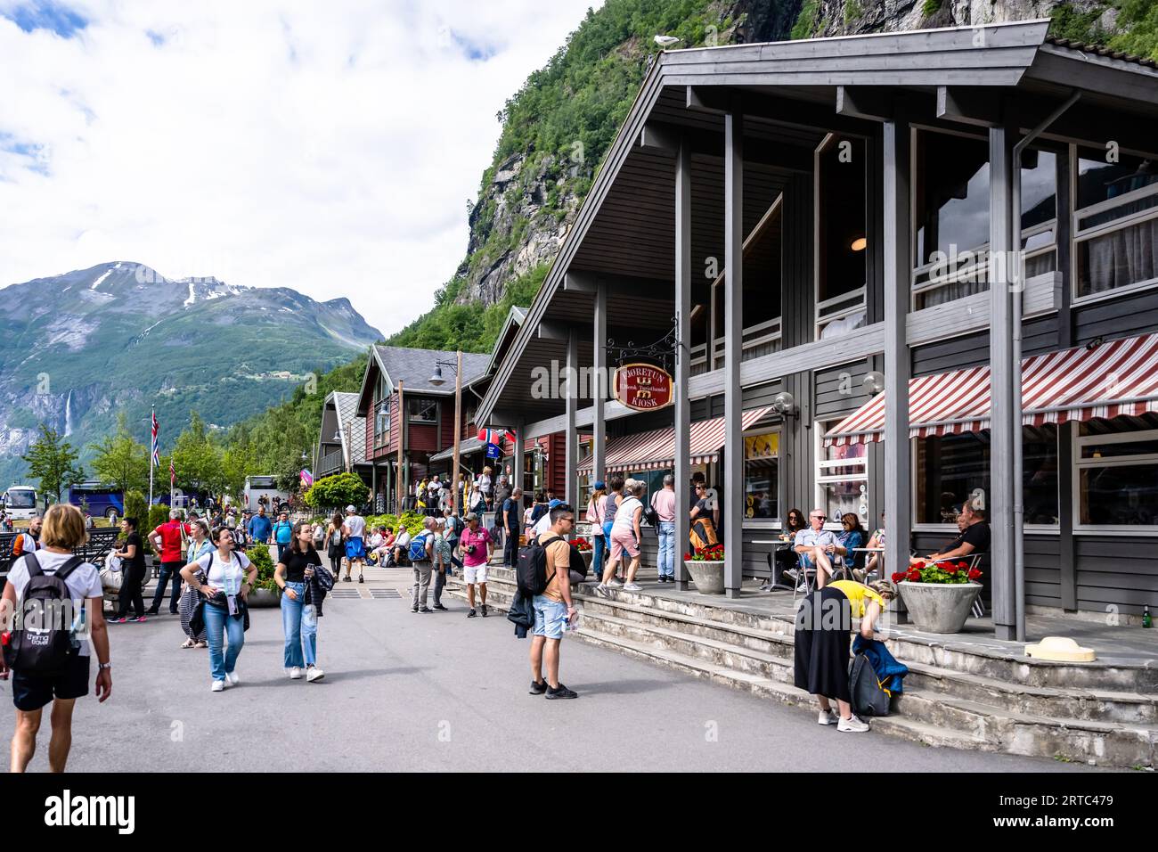 Touristen vor Souvenirläden in Geiranger, UNESCO-Weltkulturerbe, Fjord, Moere und Romsdal Stockfoto