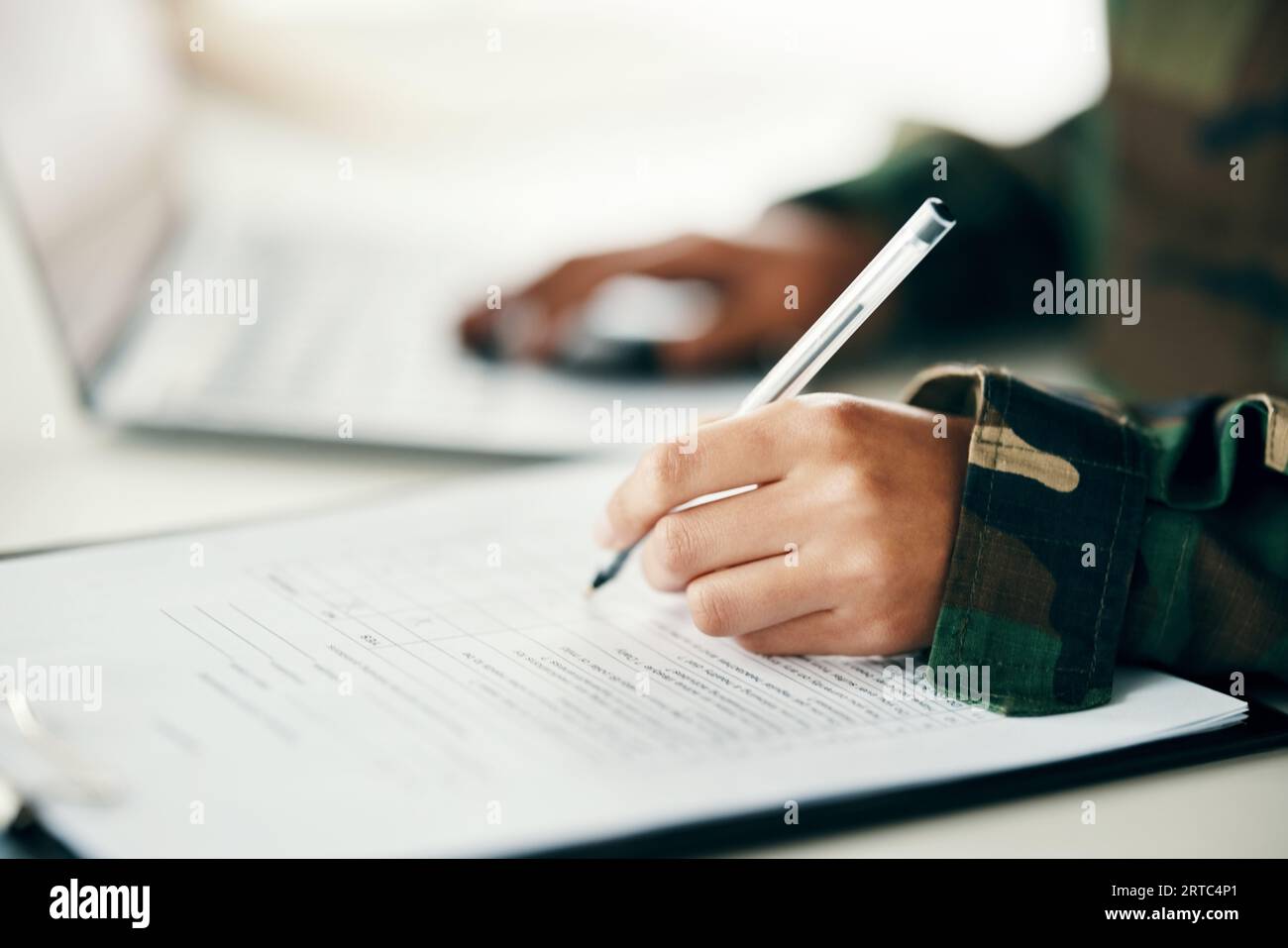 Unterzeichnen, vertraglich oder handschriftlich auf Antragsformular, Papier oder Formulardokument für Militär- oder Kriegsberatung. Deal, Übersichtsliste oder Soldat mit Stockfoto