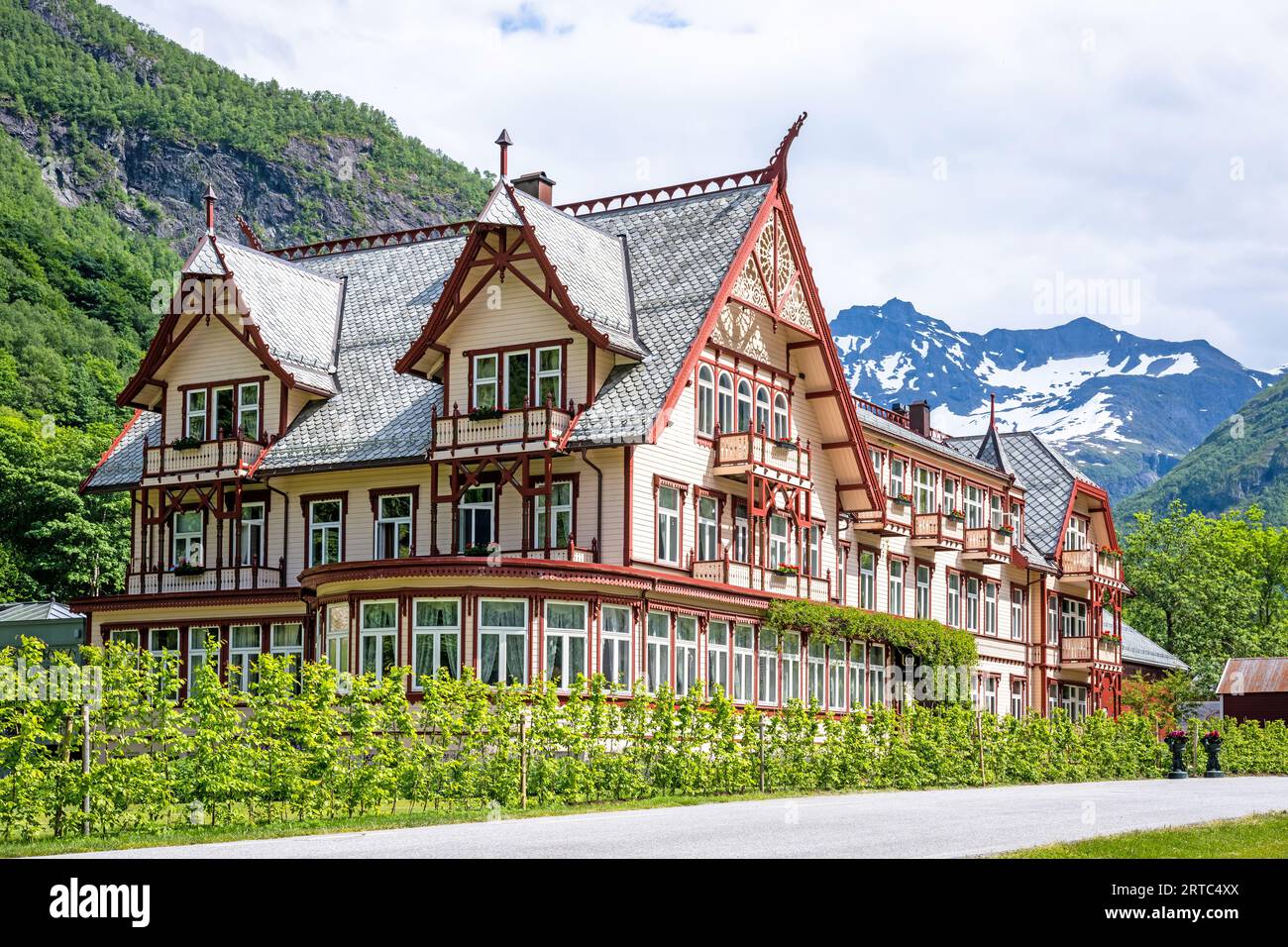 Blick auf das Hotel Union Oeye, Norangsdalen, Königsroute, Moere und Romsdal, Norwegen Stockfoto