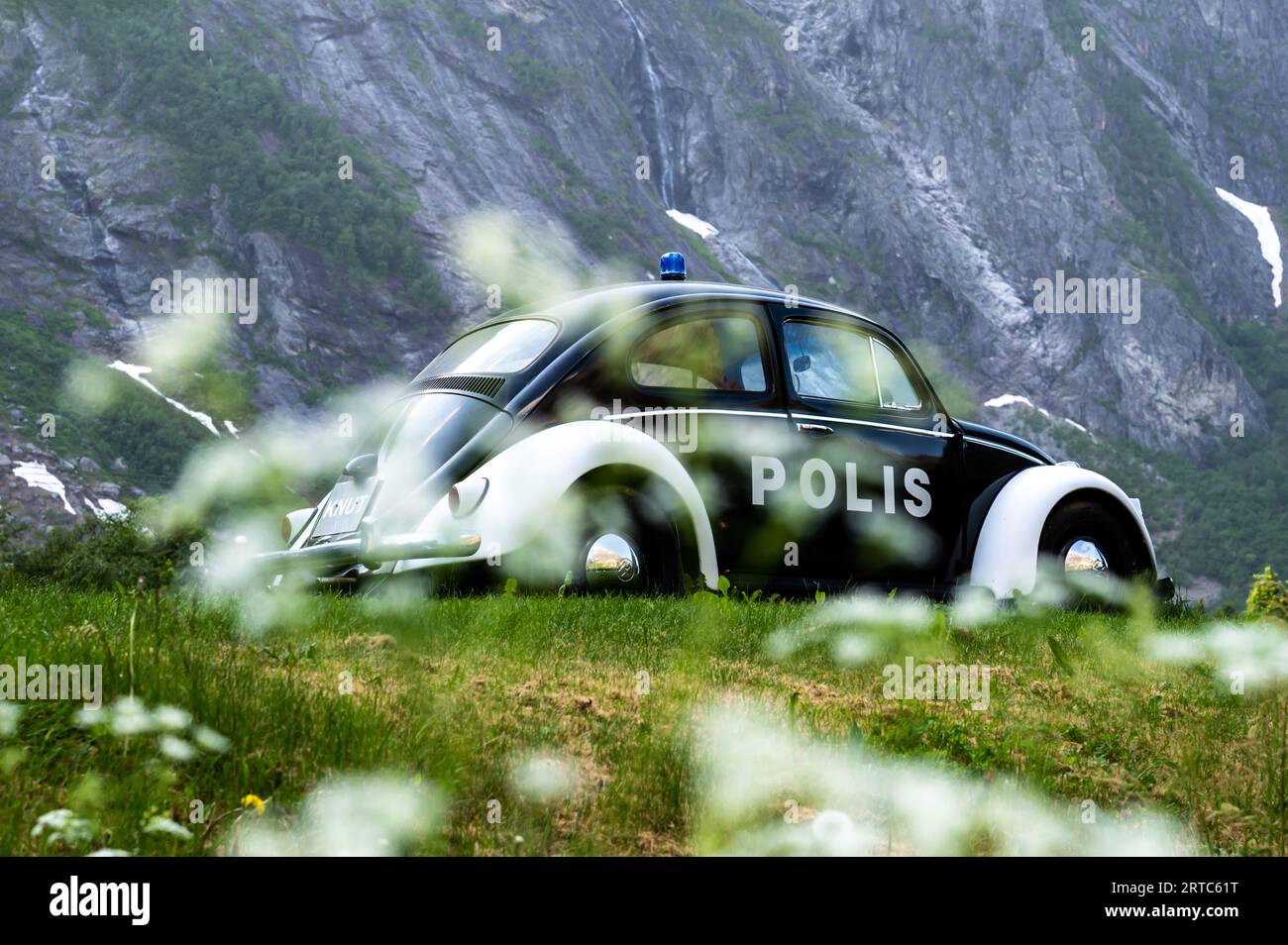 Ein alter VW-Polizeikäfer in Andaslnaes, Trllveggen, Andalsnaes, Möre und Romsdal, Norwegen Stockfoto