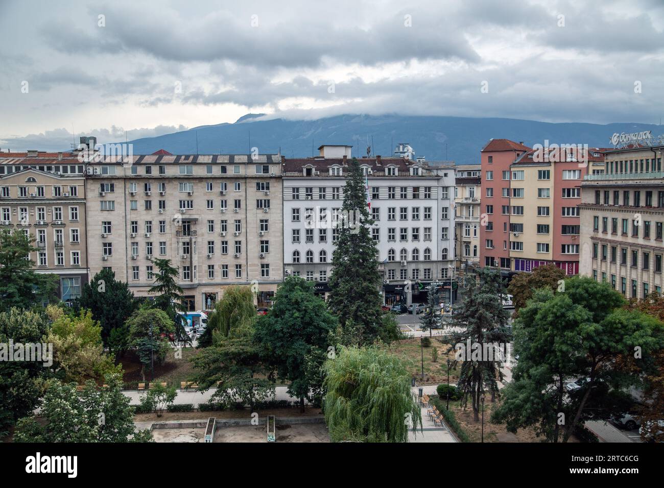 Stadtbild in der Dämmerung Sofia, Bulgarien, Europa. Im Vordergrund die atemberaubende Berg Vitosha, eines der Symbole von Sofia Stockfoto