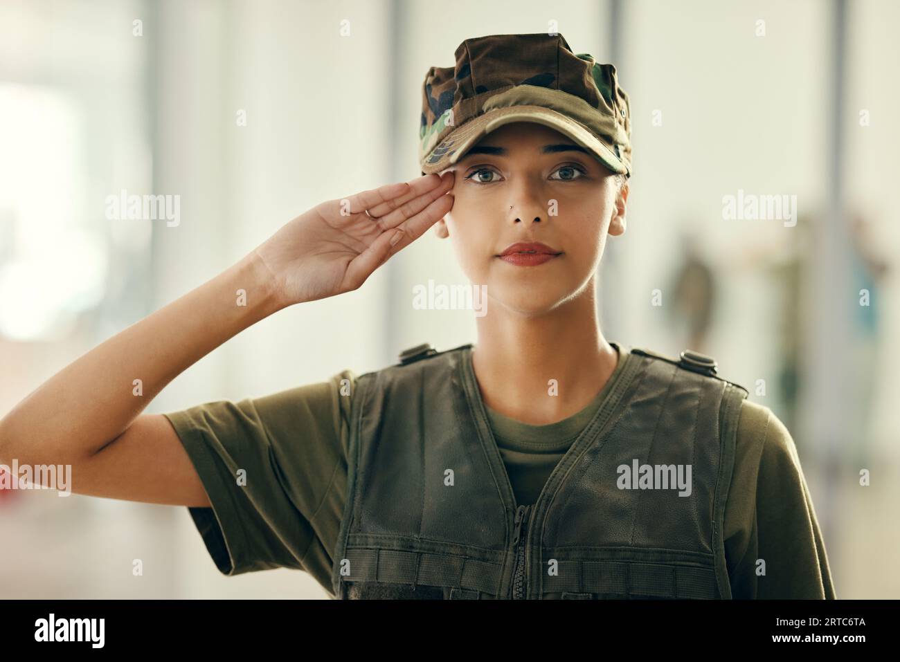 Militär, Salut und Porträt einer Soldatin mit Selbstvertrauen, Stolz und Respekt für den Dienst. Ernst, Sicherheit und Gesicht einer Veteranin der Armee Stockfoto