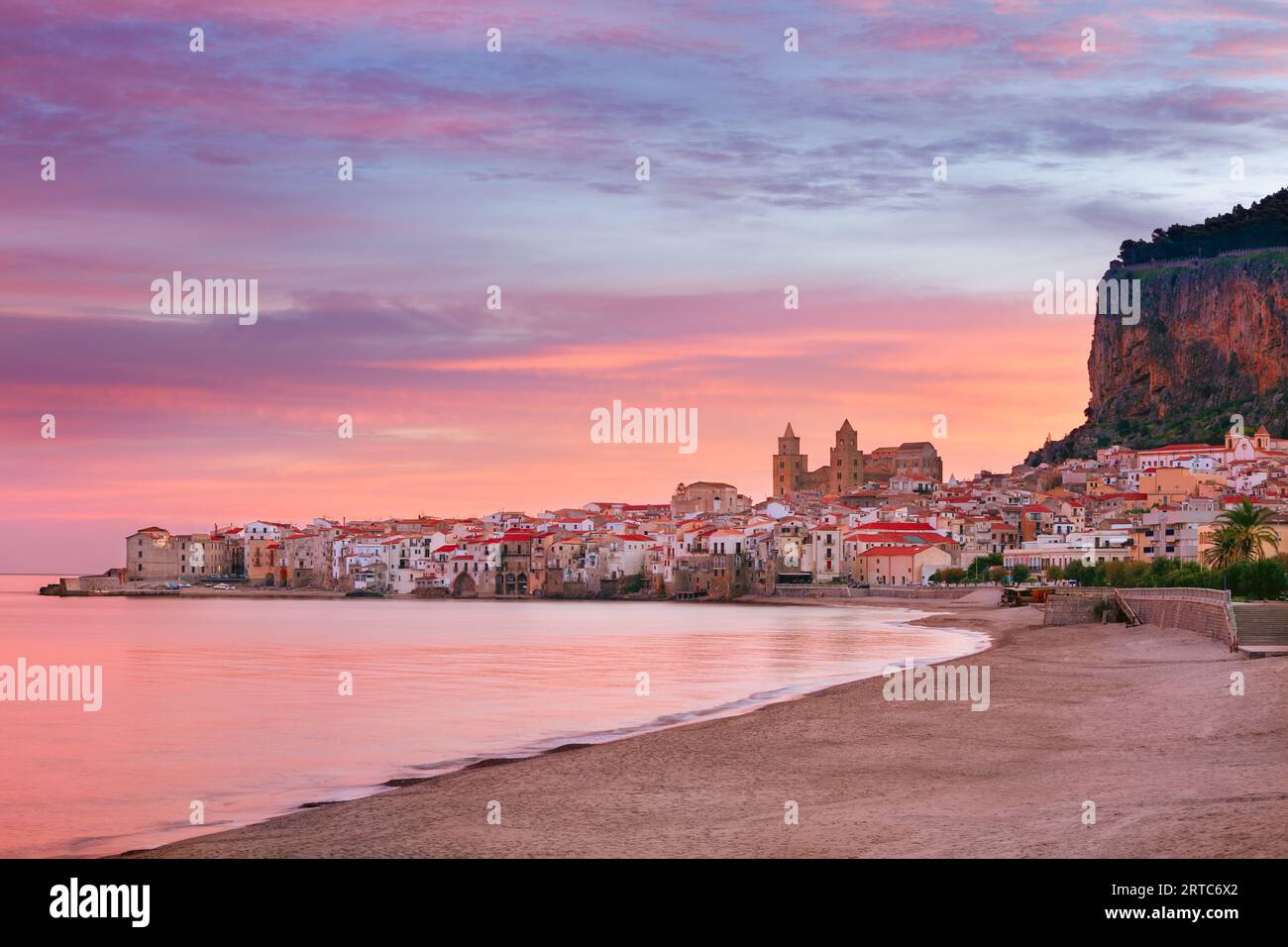 Cefalu, Sizilien, Italien. Stadtbild der Küstenstadt Cefalu in Sizilien bei dramatischem Sonnenaufgang. Stockfoto