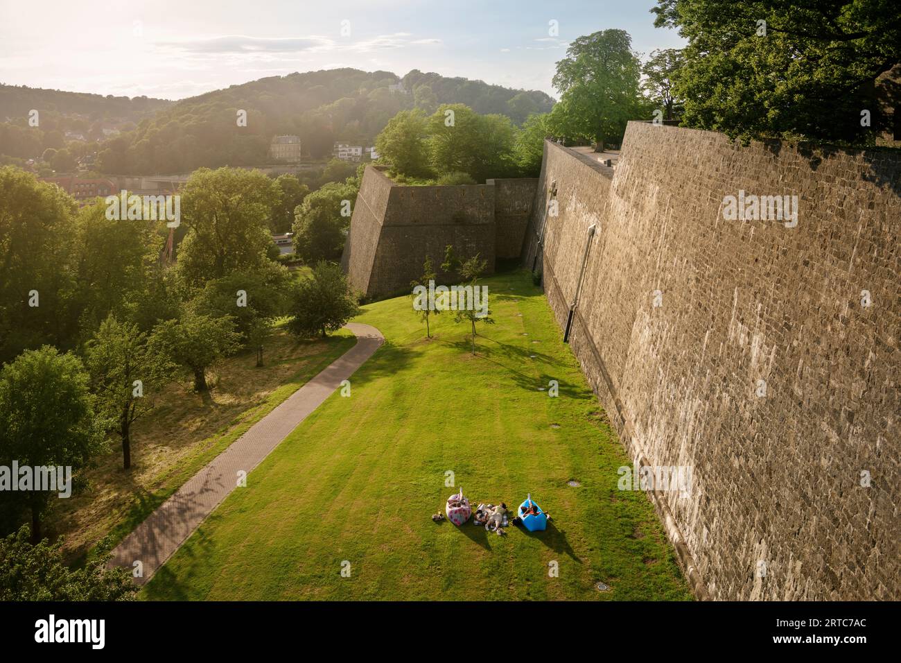 Junge Menschen entspannen sich in Fatboys vor der Schutzmauer der Sparrenburg, Bielefeld, Nordrhein-Westfalen, Deutschland, Europa Stockfoto