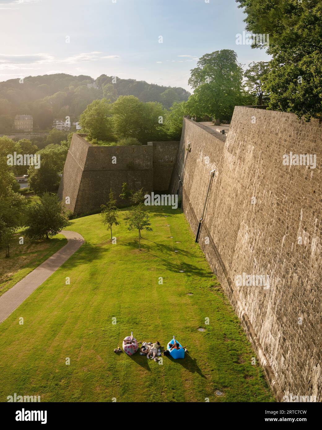 Junge Menschen entspannen sich in Fatboys vor der Schutzmauer der Sparrenburg, Bielefeld, Nordrhein-Westfalen, Deutschland, Europa Stockfoto