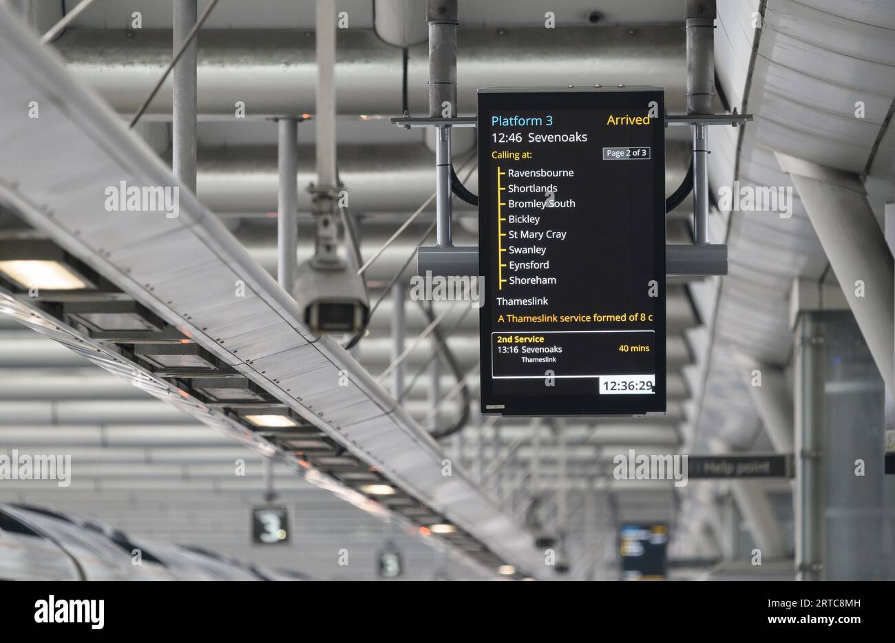 Digitaler Informationsbildschirm auf einem Bahnsteig am Bahnhof London Blackfriars, London, England. Stockfoto