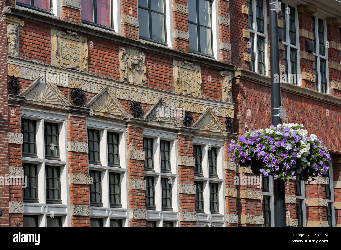 Traditionelle mittelalterliche Häuserfassaden mit Schnitzereien in der malerischen Altstadt von Zutphen, Gelderland, Niederlande, an der Houtmarkt Straße Stockfoto