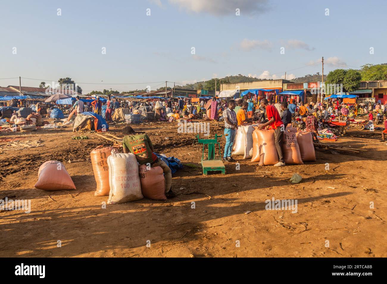 JINKA, ÄTHIOPIEN - 5. FEBRUAR 2020: Blick auf einen Markt in Jinka, Äthiopien Stockfoto