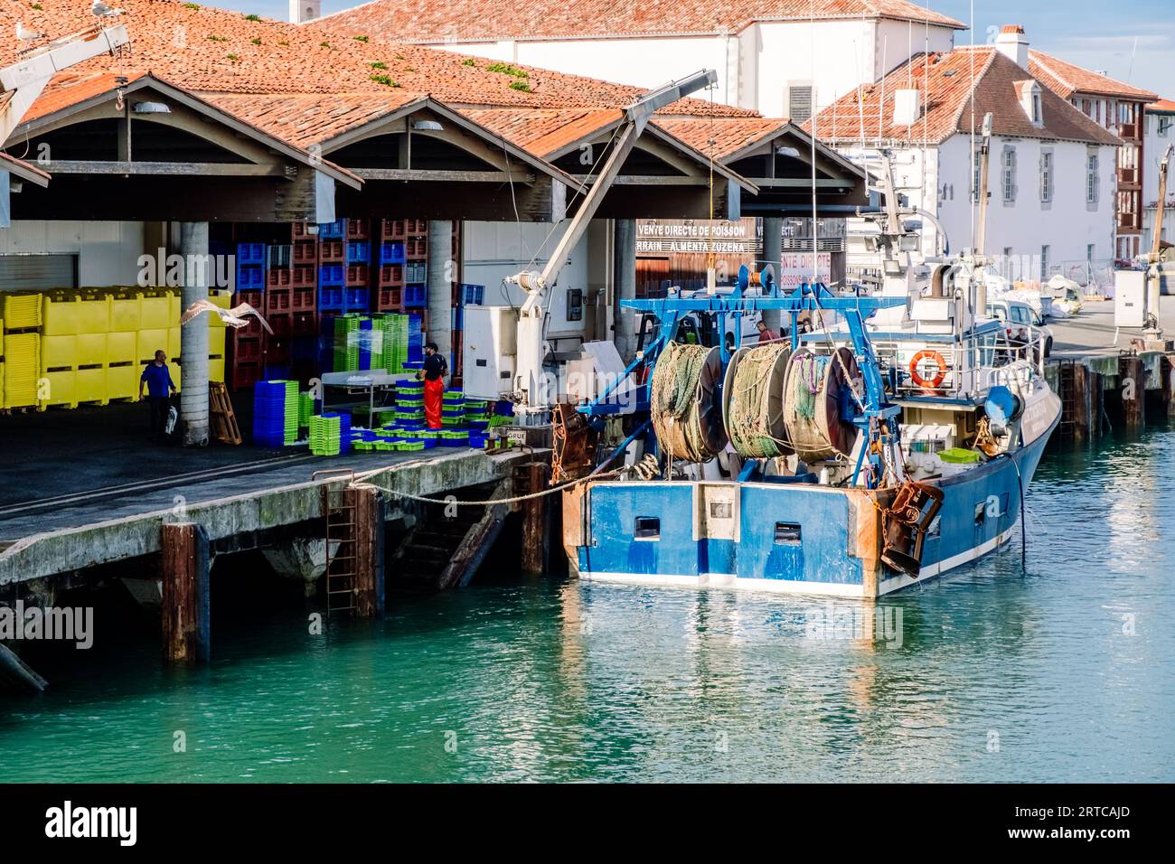 Saint Jean-de-Luz, Frankreich - Dezember 2022: Fischereifahrzeuge im Hafen, die Fanggeräte vorbereiten. Stockfoto