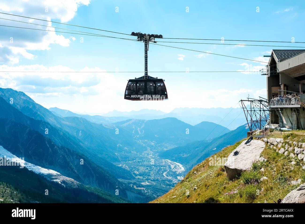 Chamonix , frankreich - 2022. august: Touristen, die mit der Seilbahn fahren, können einen Aperitif in der Bar aiguille du Midi genießen. Stockfoto