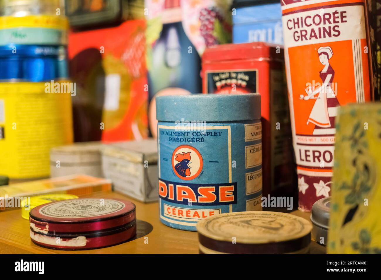 Chamonix, frankreich - august 2022: Regal mit alten Lebensmitteln in Dosen, historisches Vintage-Design. Stockfoto