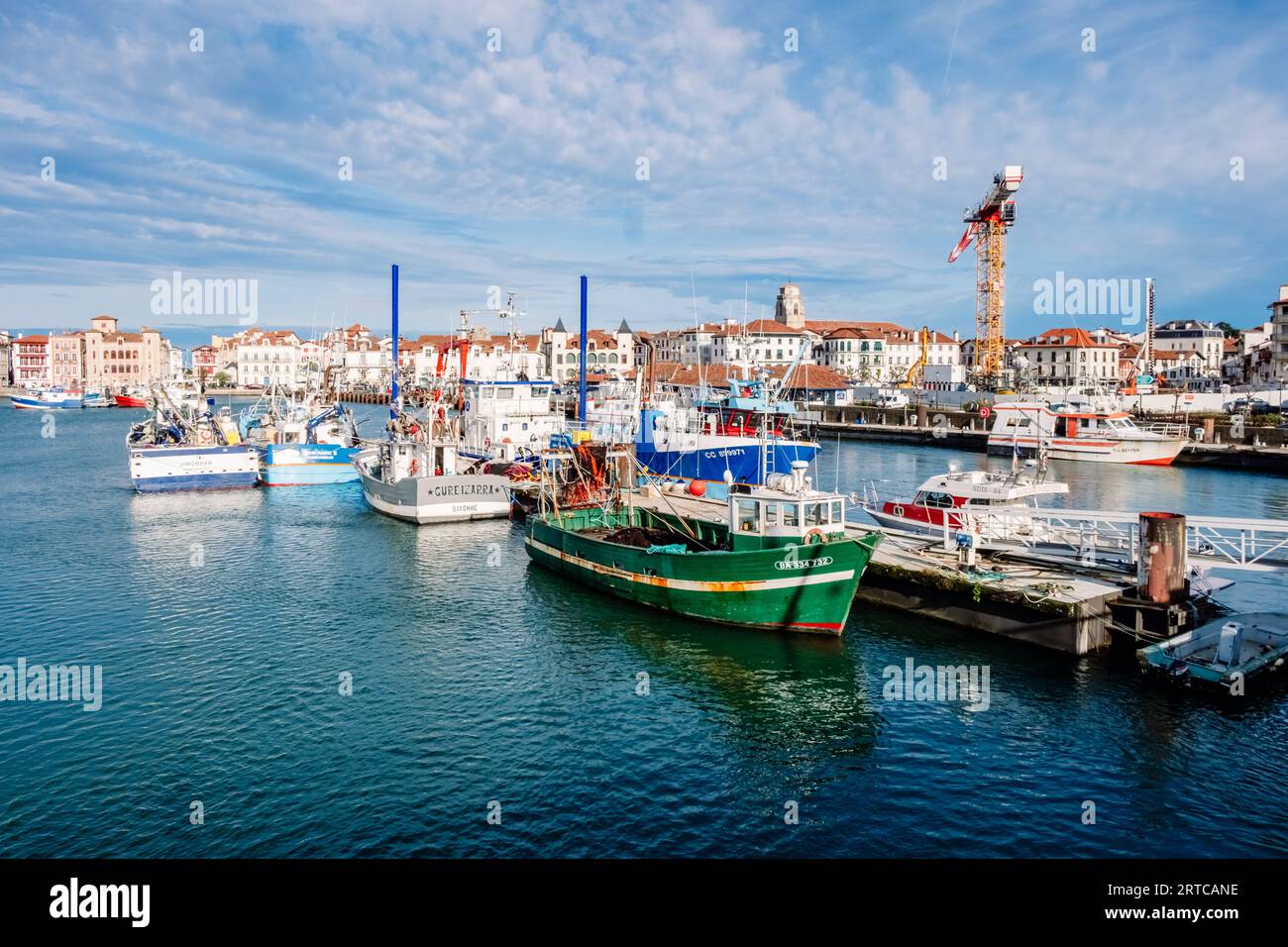Saint Jean de Luz, Frankreich - 29. Dezember 2022: Fischereihafen mit festgemachten Fischerbooten ein ruhiger, sonniger Tag in Saint-Jean-de-Luz, Frankreich. Stockfoto