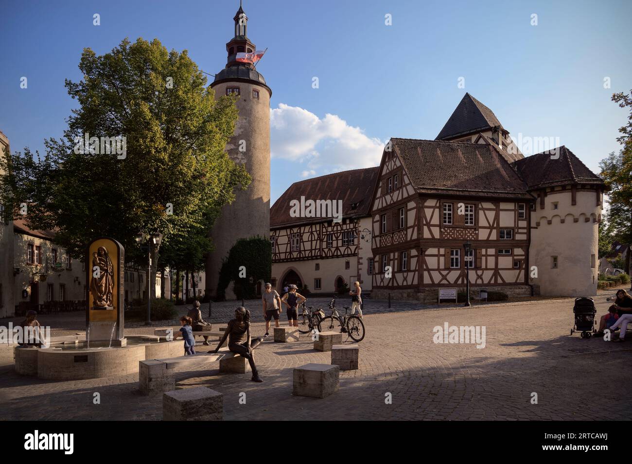 Riemenschneider-Brunnen am Turm des Kurfürstlichen Mainzer Schlosses, Tauberbischofsheim, Main-Tauber-Kreis, Baden-Württemberg, Deutschland, Europa Stockfoto Riemenschneider-Brunnen am Turm des Kurfürstlichen Mainzer Schlosses, Tauberbischofsheim, Main-Tauber-Kreis, Baden-Württemberg, Deutschland, Europa Stockfoto