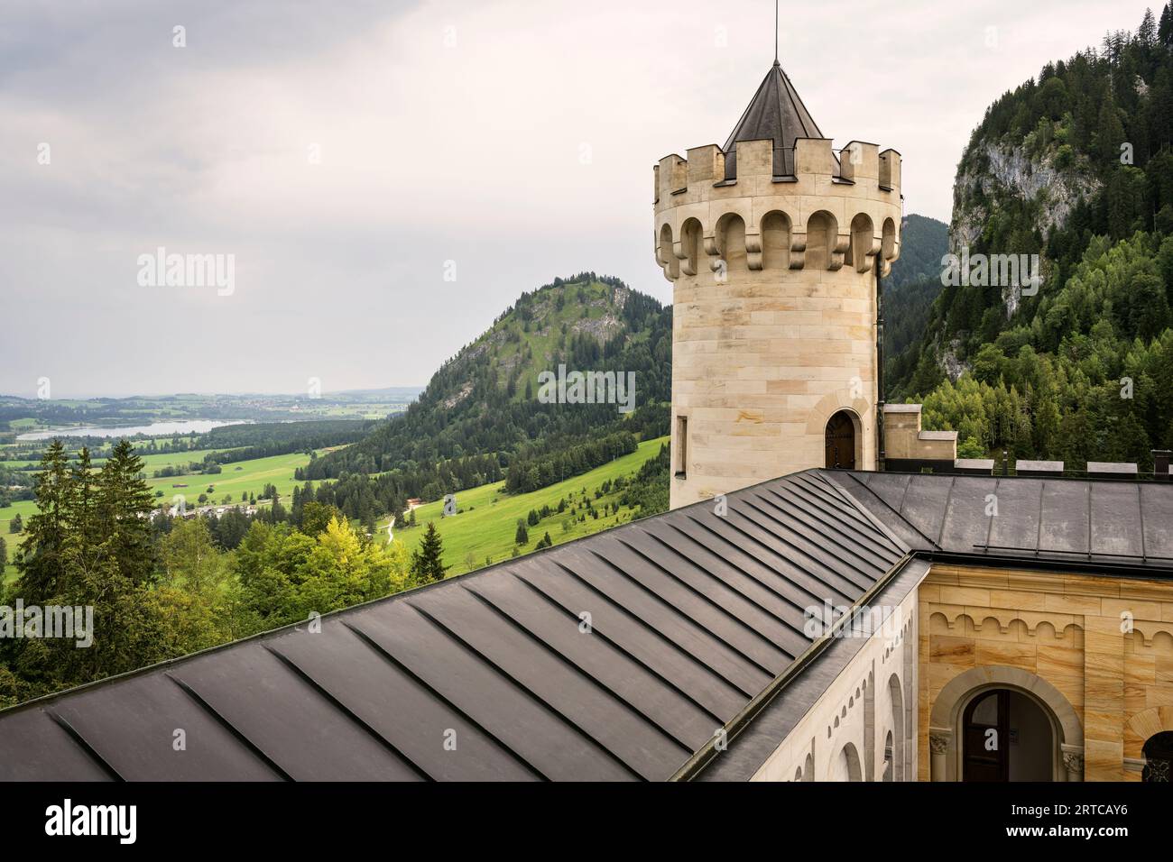 Blick von Schloss Neuschwanstein nach Hornberg und Bannwaldsee, Hohenschwangau bei Fuessen, Allgaeu, Bayern, Deutschland, Europa Stockfoto