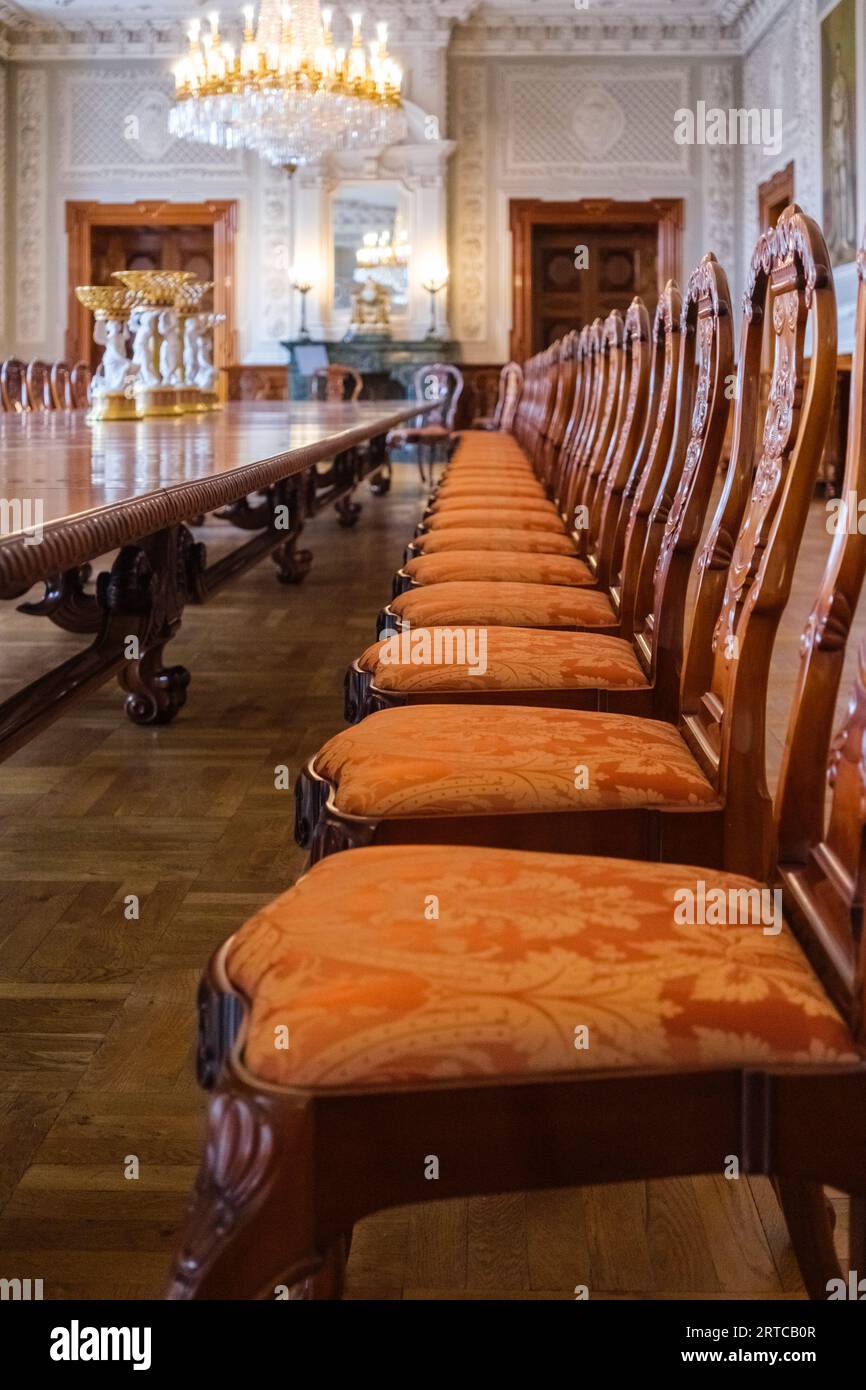 Langer klassischer Hartholztisch und Stühle für offizielle Treffen in einem Palast in Kopenhagen. Stockfoto