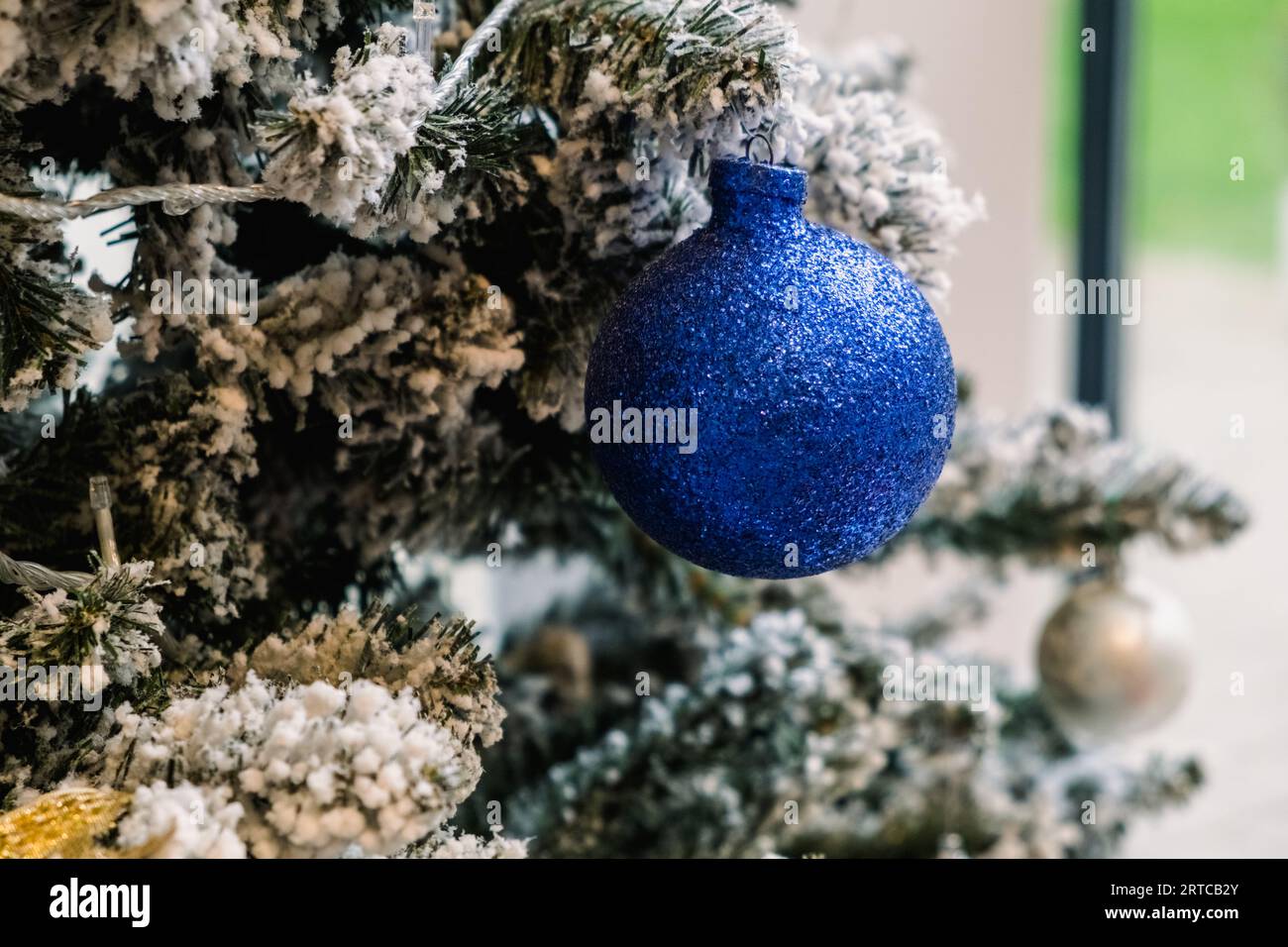 Hübsche glitzernde Weihnachtsschmuck-Kugeln an einem Baum. Stockfoto