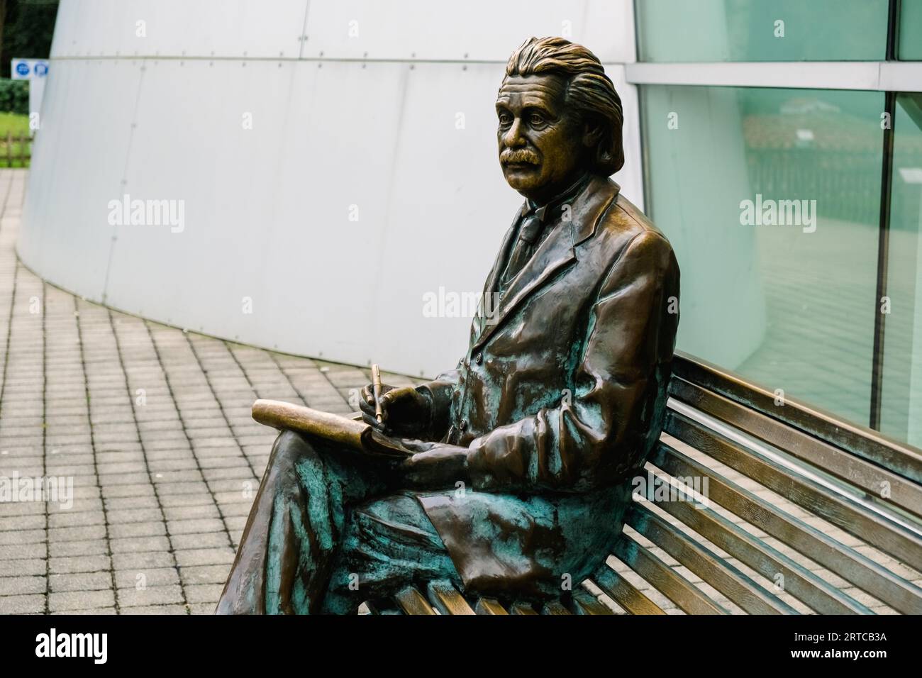 Statue des Wissenschaftlers Albert Einstein in einem öffentlichen Park. Stockfoto