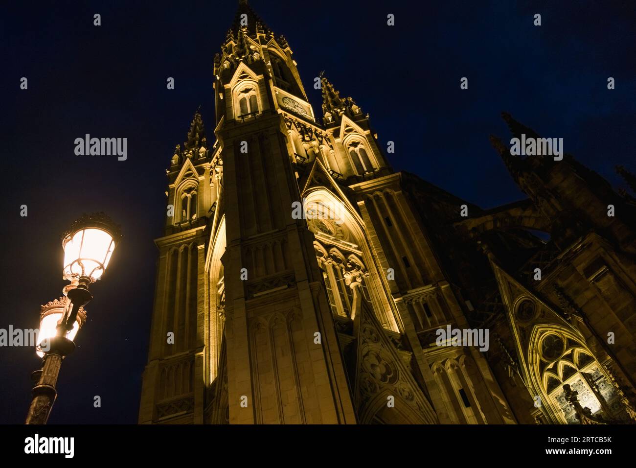 Die Kathedrale von San Sebastian ist nachts auf geisterhafte Weise beleuchtet. Stockfoto